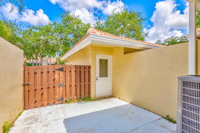 227 OLD MEADOW Way, Palm Beach Gardens, FL 33418