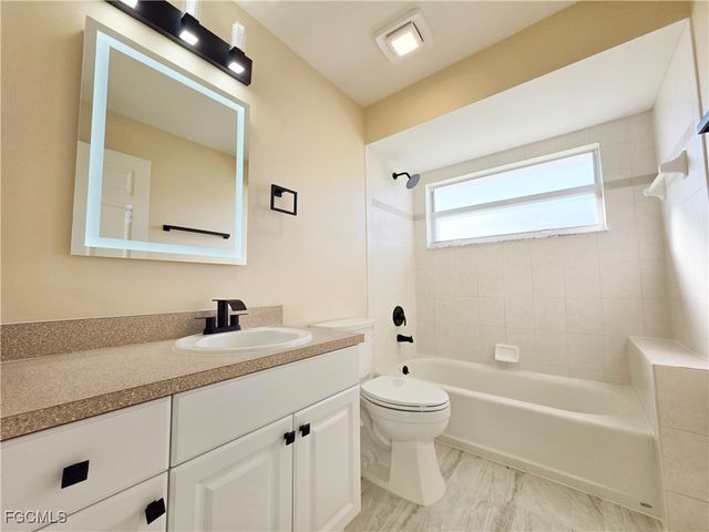 1625 N Gator CIR, Cape Coral, FL 33909