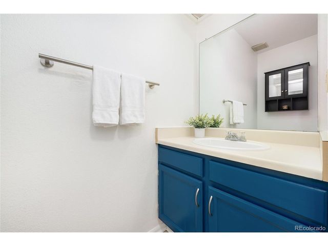 1237 S Flower Cir D, Lakewood, CO 80232