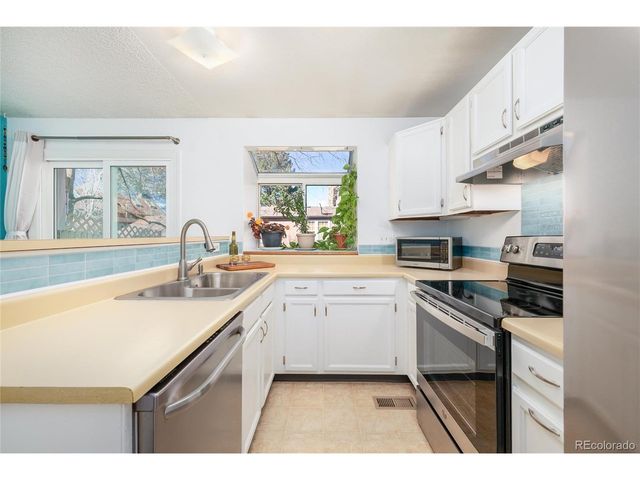 1237 S Flower Cir D, Lakewood, CO 80232