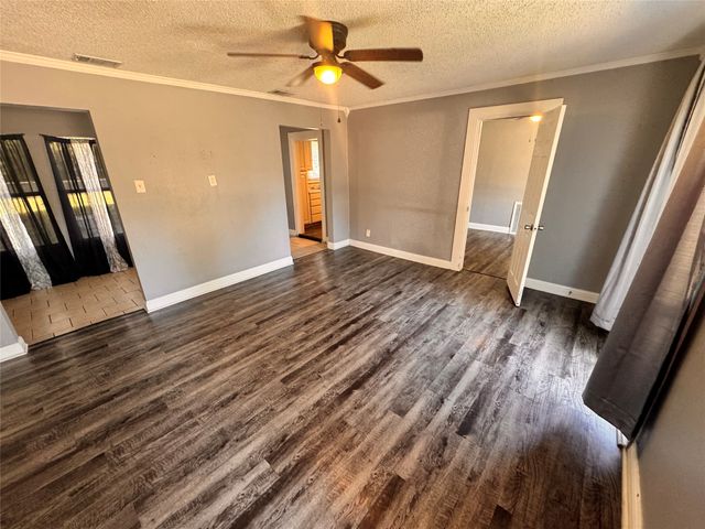 130 W Avenue D, Garland, TX 75040