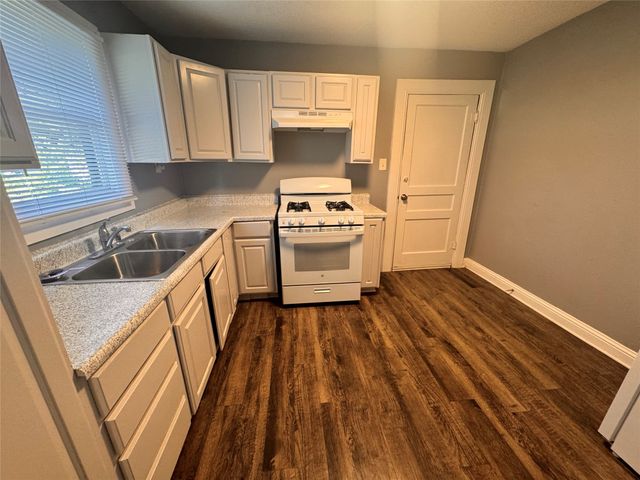 130 W Avenue D, Garland, TX 75040