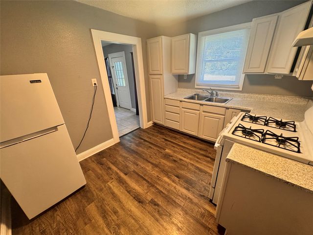 130 W Avenue D, Garland, TX 75040
