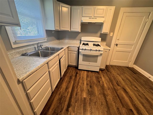 130 W Avenue D, Garland, TX 75040