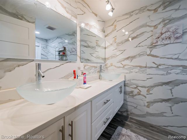 2196 Niagara Drive, Troy, MI 48083