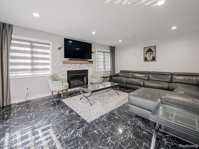 2196 Niagara Drive, Troy, MI 48083