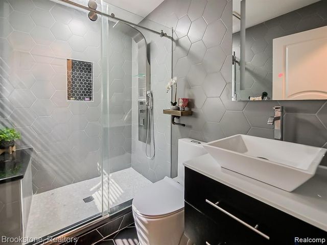 2196 Niagara Drive, Troy, MI 48083