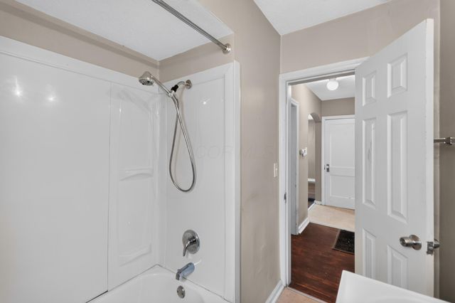 221 N Kellner Road, Columbus, OH 43209