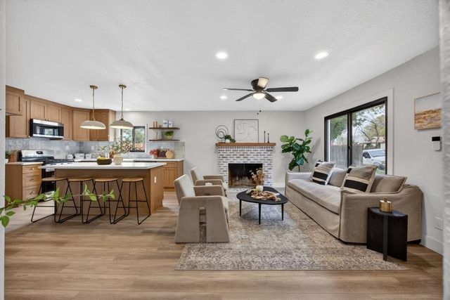 247 Cedar St, Roseville, CA 95678