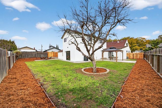 247 Cedar St, Roseville, CA 95678