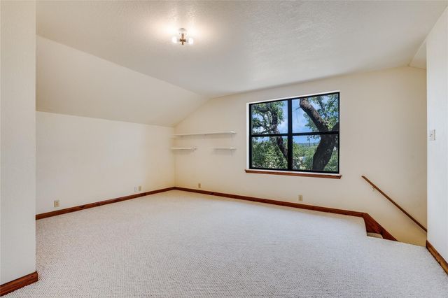199 Middleton RD, Spicewood, TX 78669