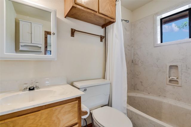 199 Middleton RD, Spicewood, TX 78669