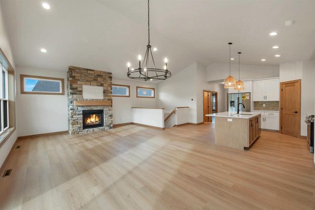 2411 WHISPERING WIND LANE, Green Bay, WI 54303