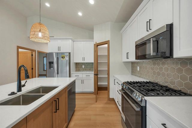 2411 WHISPERING WIND LANE, Green Bay, WI 54303