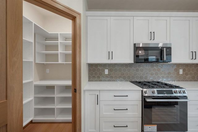 2411 WHISPERING WIND LANE, Green Bay, WI 54303