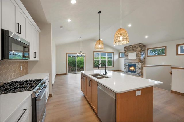 2411 WHISPERING WIND LANE, Green Bay, WI 54303
