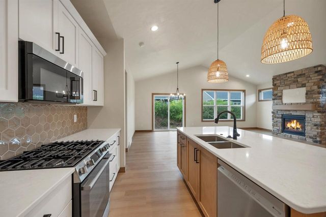 2411 WHISPERING WIND LANE, Green Bay, WI 54303
