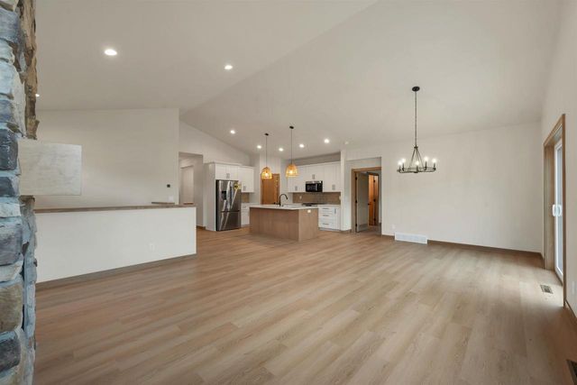 2411 WHISPERING WIND LANE, Green Bay, WI 54303