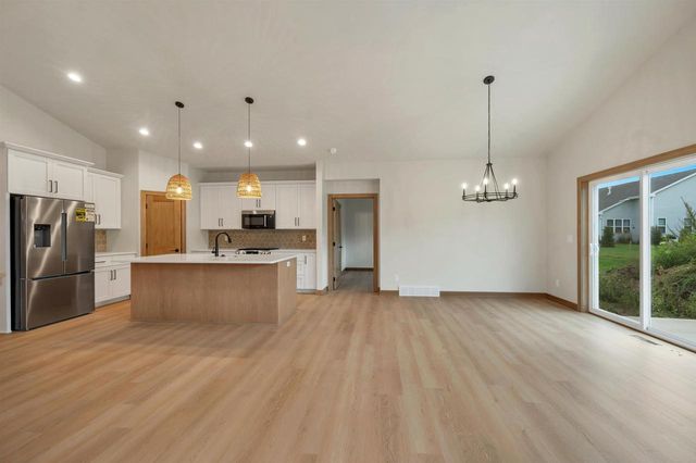 2411 WHISPERING WIND LANE, Green Bay, WI 54303