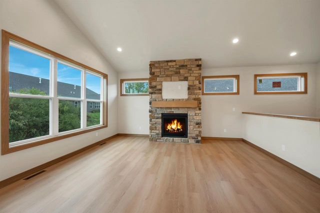 2411 WHISPERING WIND LANE, Green Bay, WI 54303