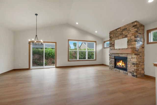 2411 WHISPERING WIND LANE, Green Bay, WI 54303