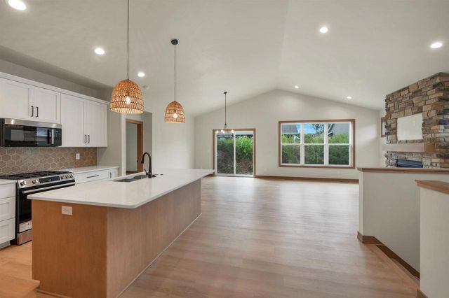 2411 WHISPERING WIND LANE, Green Bay, WI 54303