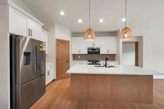 2411 WHISPERING WIND LANE, Green Bay, WI 54303