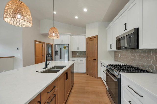 2411 WHISPERING WIND LANE, Green Bay, WI 54303