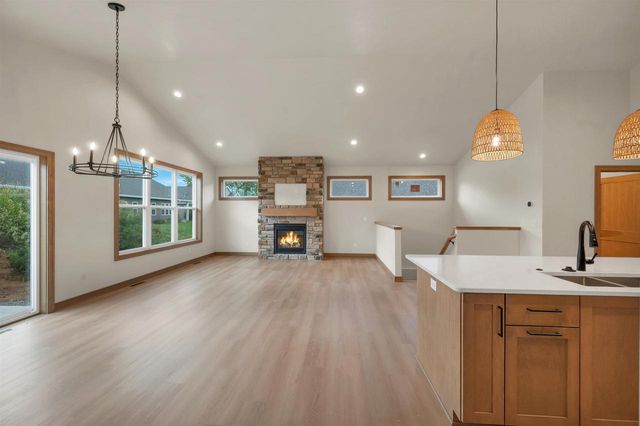 2411 WHISPERING WIND LANE, Green Bay, WI 54303
