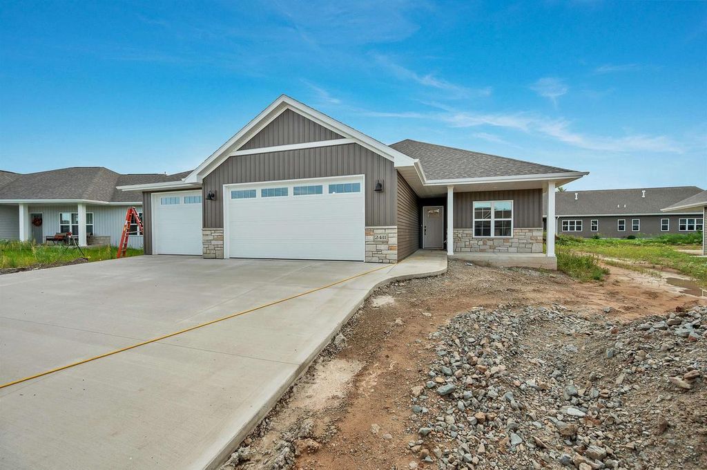 2411 WHISPERING WIND LANE, Green Bay, WI 54303