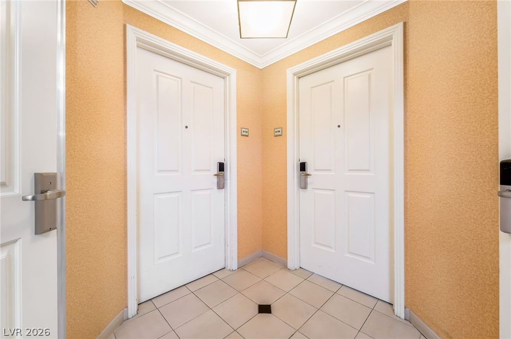 135 East Harmon Avenue 08718, Las Vegas, NV 89109 — photo 2