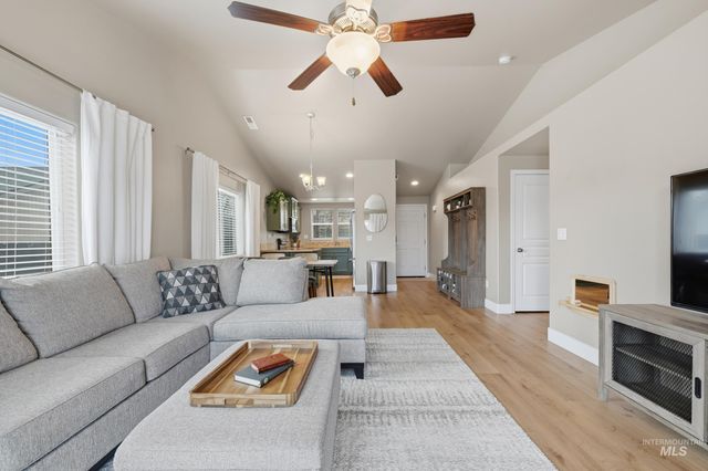 1218 S 19th St, Nampa, ID 83686