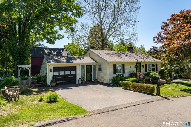 17 Grandview Terrace, Essex, CT 06426