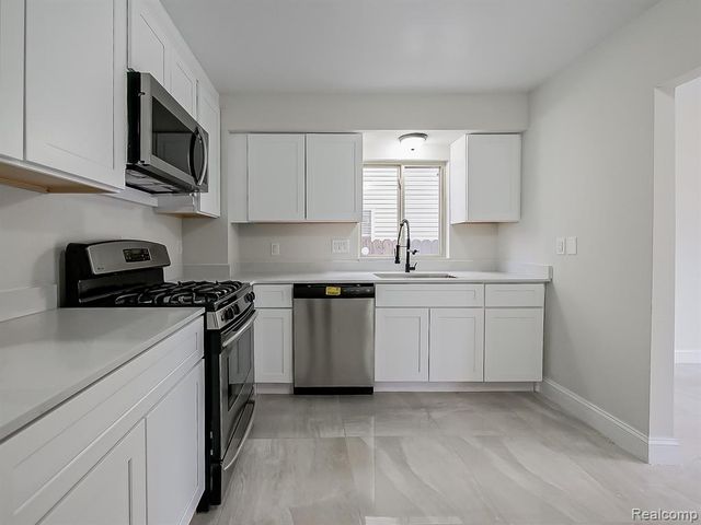 1730 E Woodruff Avenue, Hazel Park, MI 48030