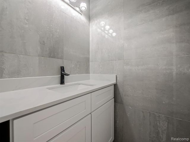 1730 E Woodruff Avenue, Hazel Park, MI 48030