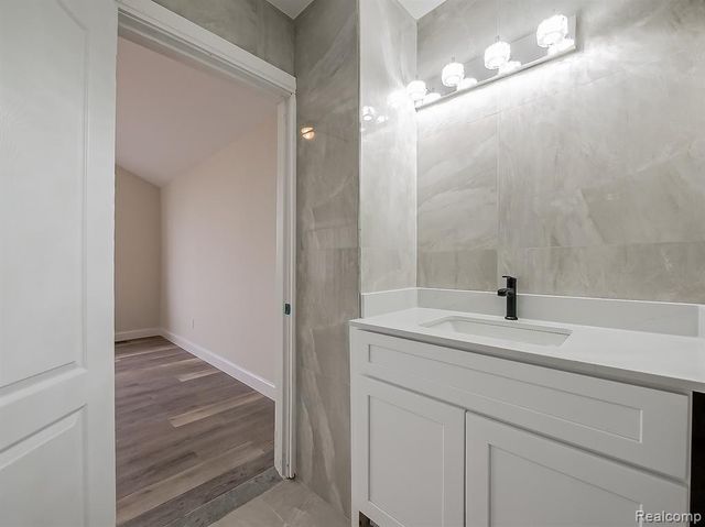 1730 E Woodruff Avenue, Hazel Park, MI 48030