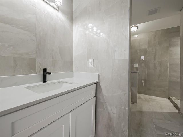 1730 E Woodruff Avenue, Hazel Park, MI 48030