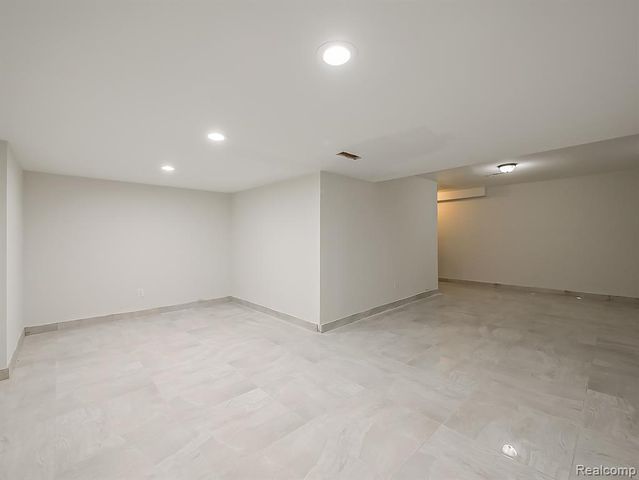 1730 E Woodruff Avenue, Hazel Park, MI 48030