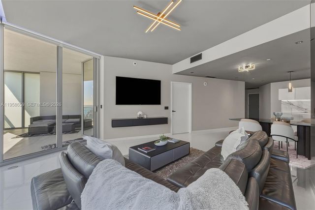 851 NE 1st Ave 4303, Miami, FL 33132