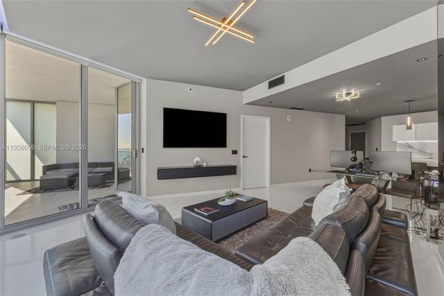 851 NE 1st Ave 4303, Miami, FL 33132