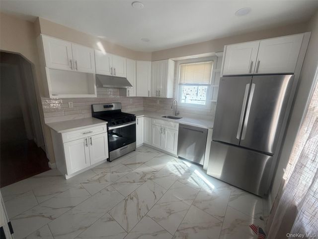 73 Willoughby Avenue, Hicksville, NY 11801