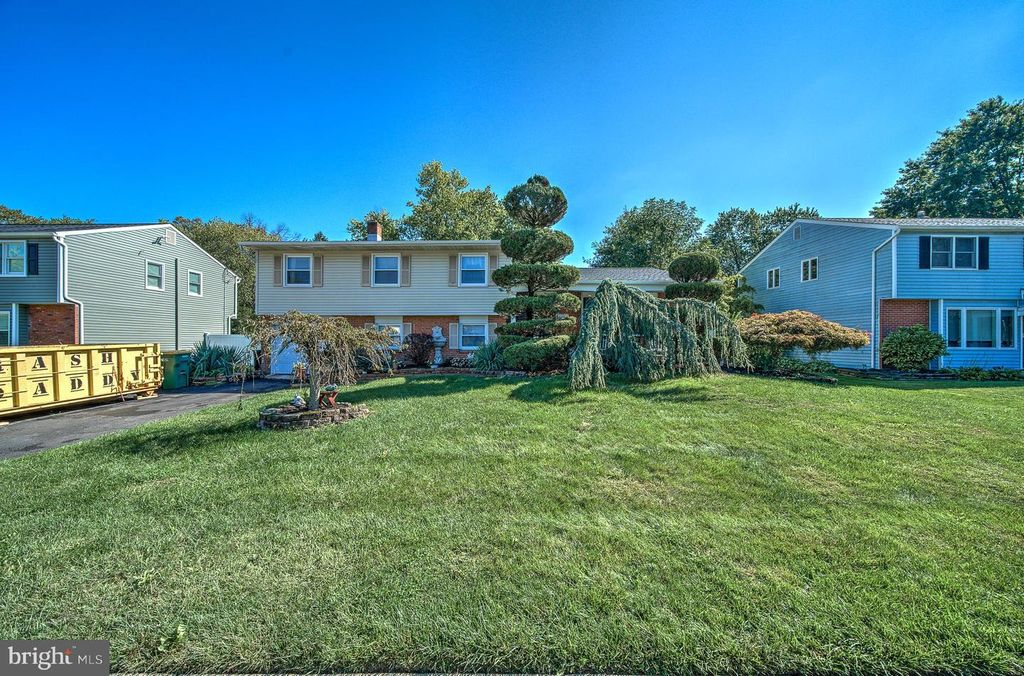 211 VALLEY RD, Morrisville, PA 19067