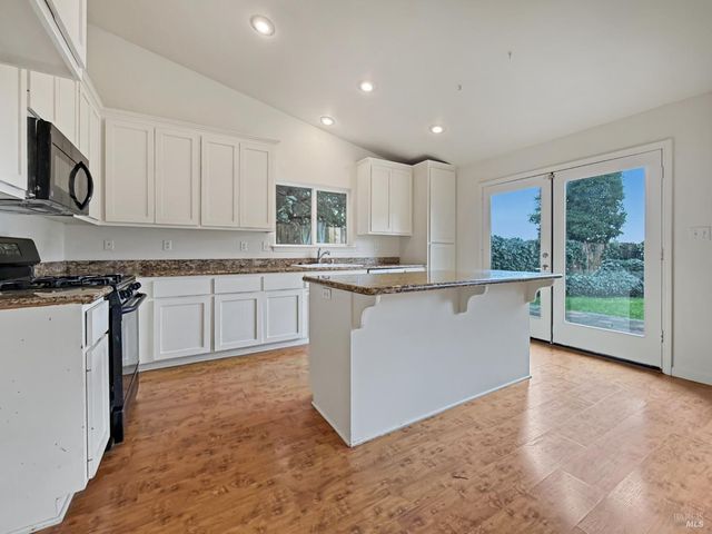 227 Hocker Ln, Fort Bragg, CA 95437