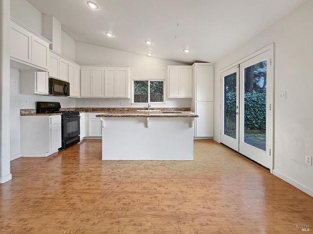 227 Hocker Ln, Fort Bragg, CA 95437