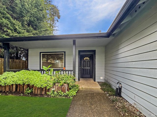 227 Hocker Ln, Fort Bragg, CA 95437