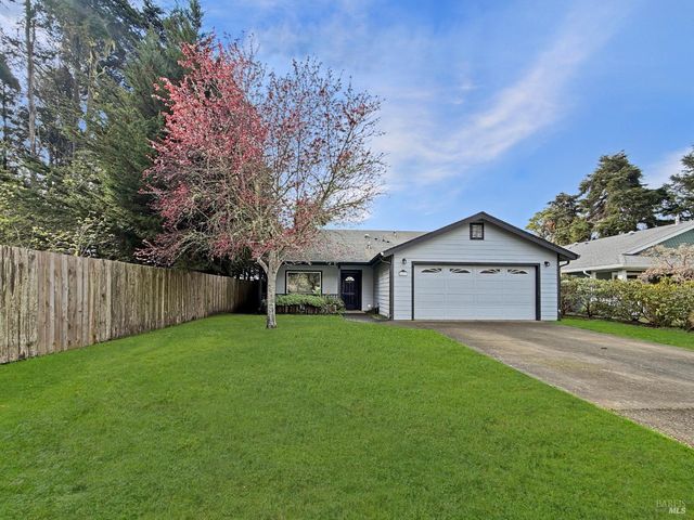 227 Hocker Ln, Fort Bragg, CA 95437