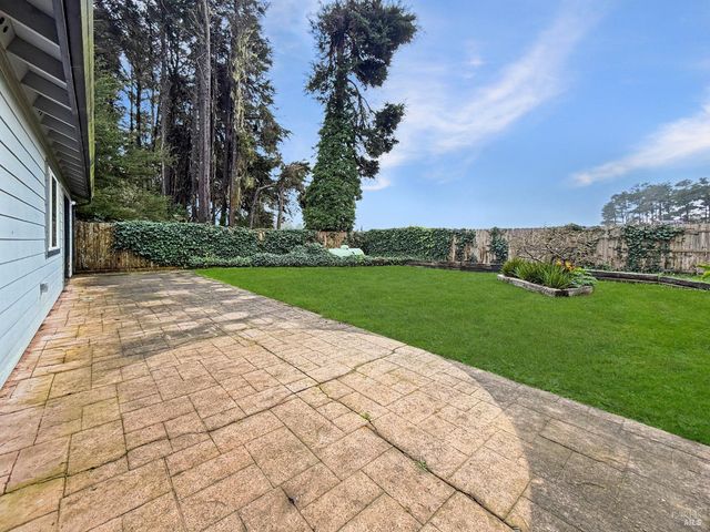 227 Hocker Ln, Fort Bragg, CA 95437