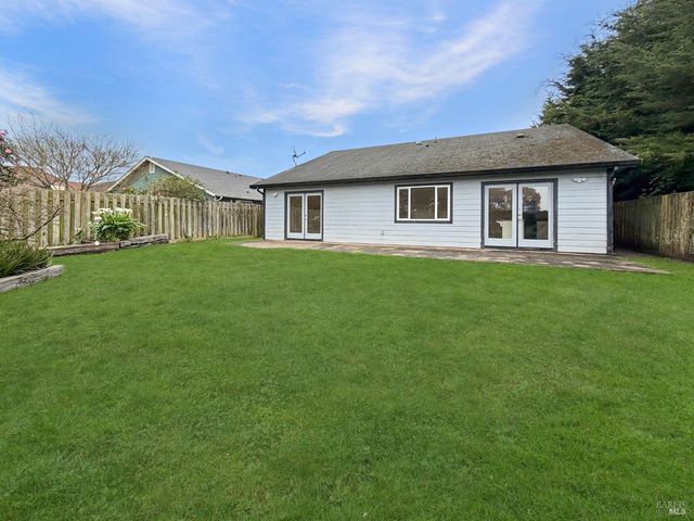 227 Hocker Ln, Fort Bragg, CA 95437