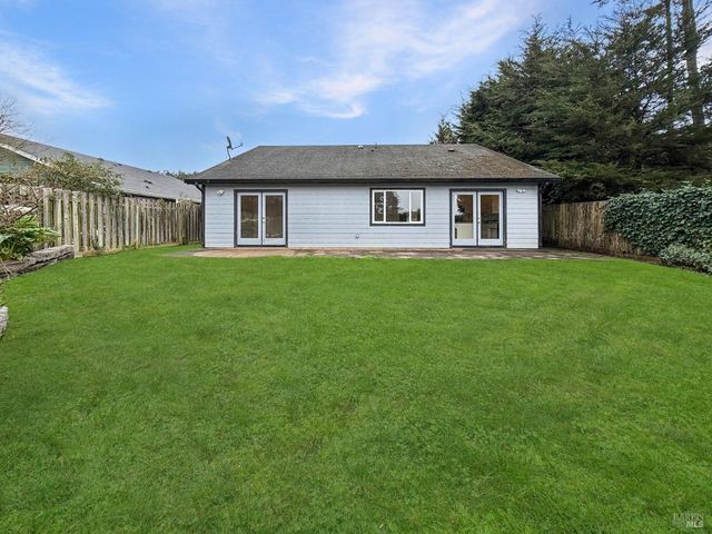 227 Hocker Ln, Fort Bragg, CA 95437