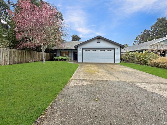 227 Hocker Ln, Fort Bragg, CA 95437